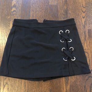 BLACK SKORT